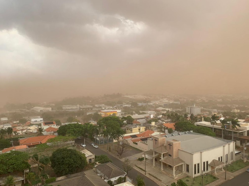 Tempestade de poeira atingiu Presidente Prudente (SP) na tarde desta sexta-feira (1º) — Foto: Cedida