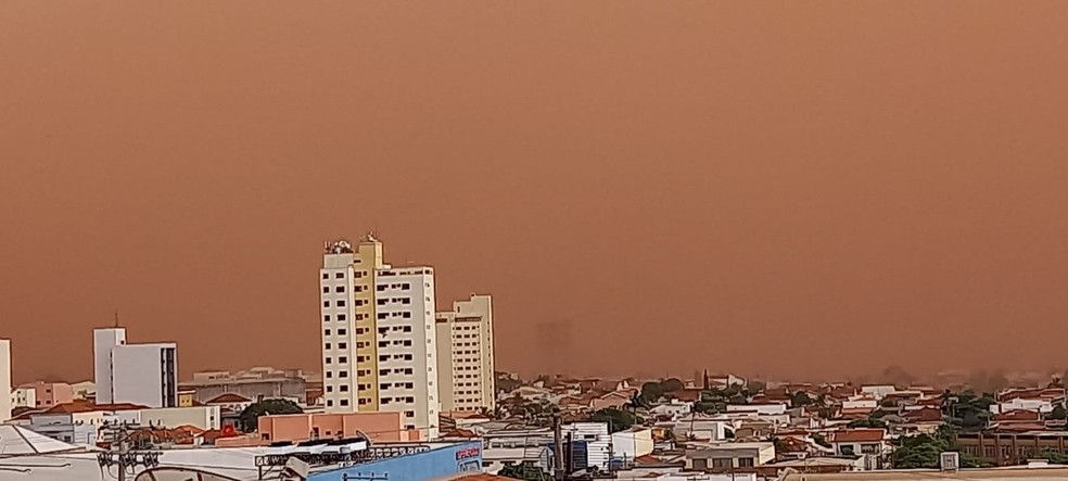 Tempestade de poeira atingiu Dracena (SP) na tarde desta sexta-feira (1º) — Foto: Cláudio José/Cedida