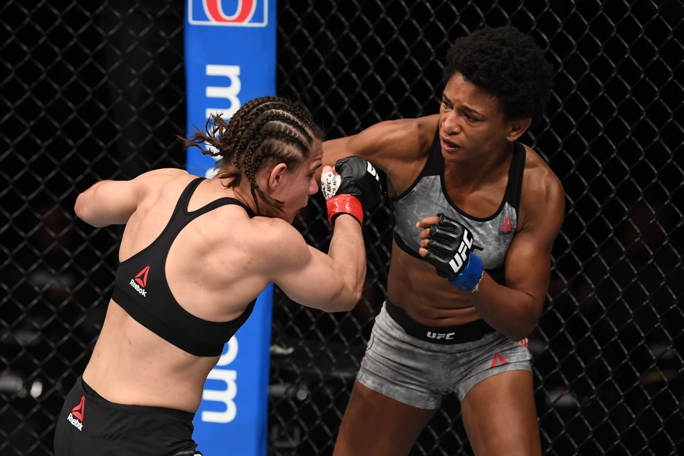 Angela Hill golpeia Ariane Sorriso em sua vitÃ³ria no UFC Cidade do MÃ©xico â?? Foto: Getty Images