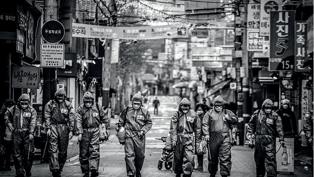 EXÉRCITO CONTRA O NOVO CORONAVÍRUS Agentes sanitários desinfetam as ruas de Seul (Foto: Getty Images)