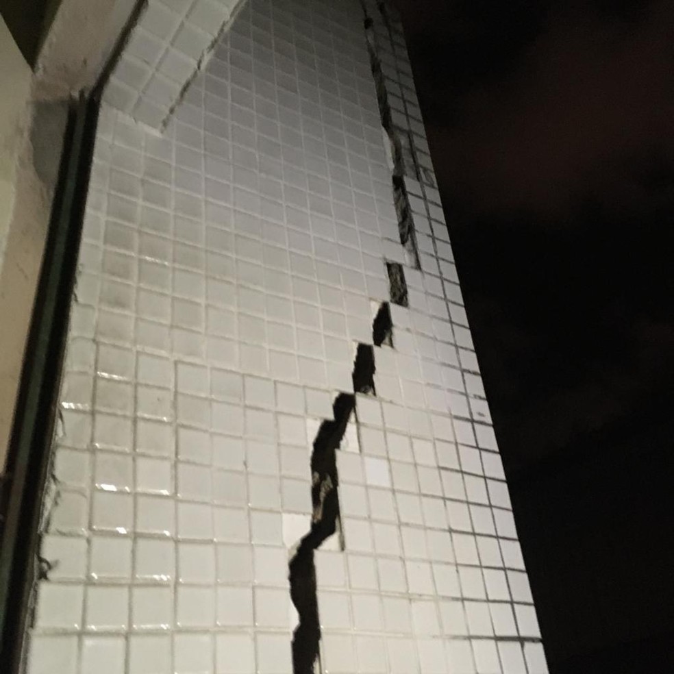 Parte da estrutura externa do Hospital Getúlio Vargas tem rachaduras — Foto: Reprodução/WhatsApp