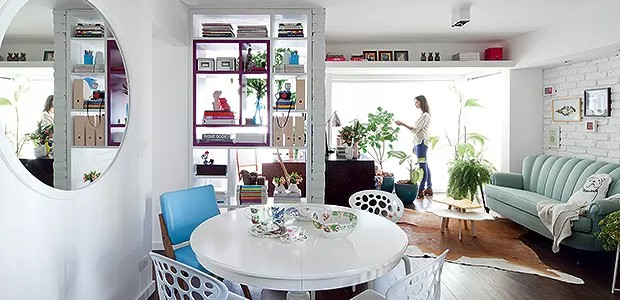 A mesa de jantar, da Ikea, tem cadeiras da Moroso e do designer Zanine Caldas, esta do Herrero Antiquário (Foto: Maíra Acayaba / Casa e Jardim)