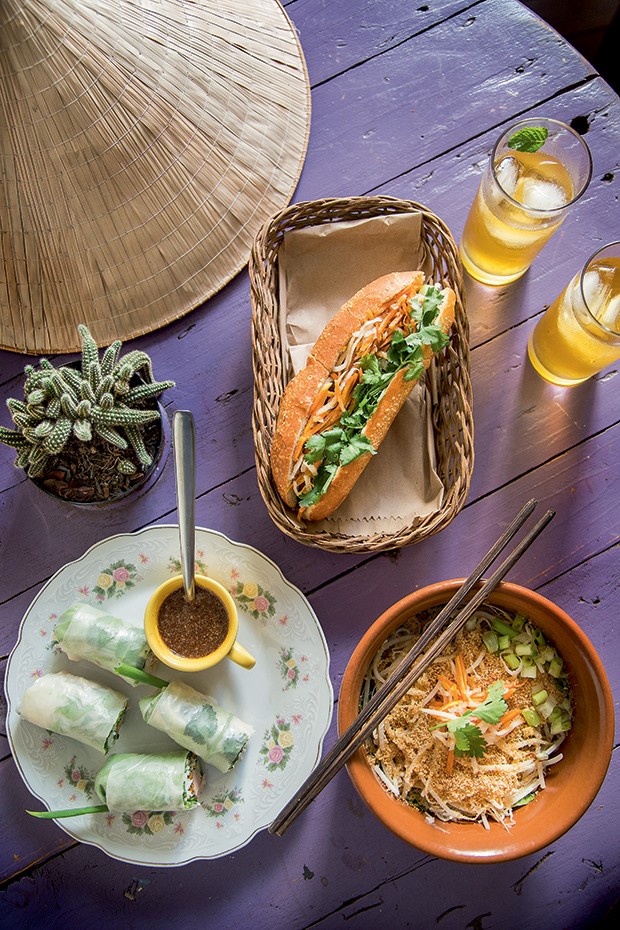 GI cun (o rolinho primavera), salada e bánh mì (sanduíche típico do Vietnã)  (Foto: Rogerio Voltan)
