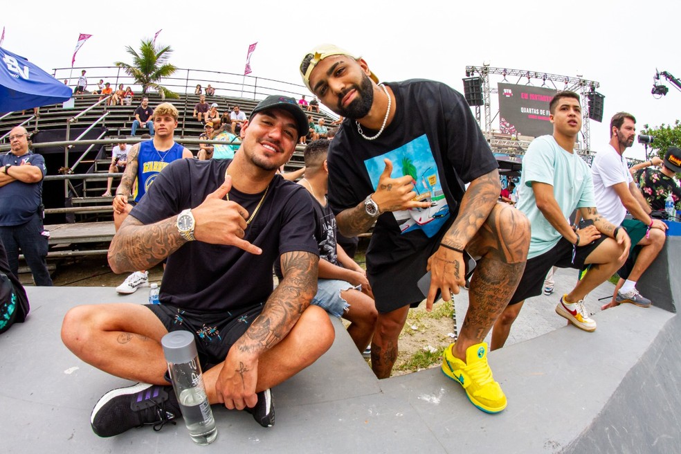 Gabriel Medina e Gabigol curtem STU &mdash; Foto: Vin&iacute;cius Branca/STU