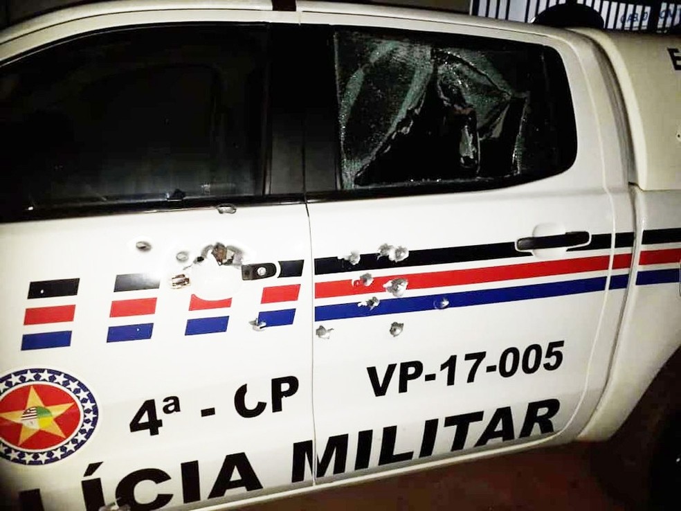 Viatura da PolÃ­cia Militar em EsperantinÃ³polis foi atingida a tiros durante assalto ao Banco do Brasil â Foto: DivulgaÃ§Ã£o