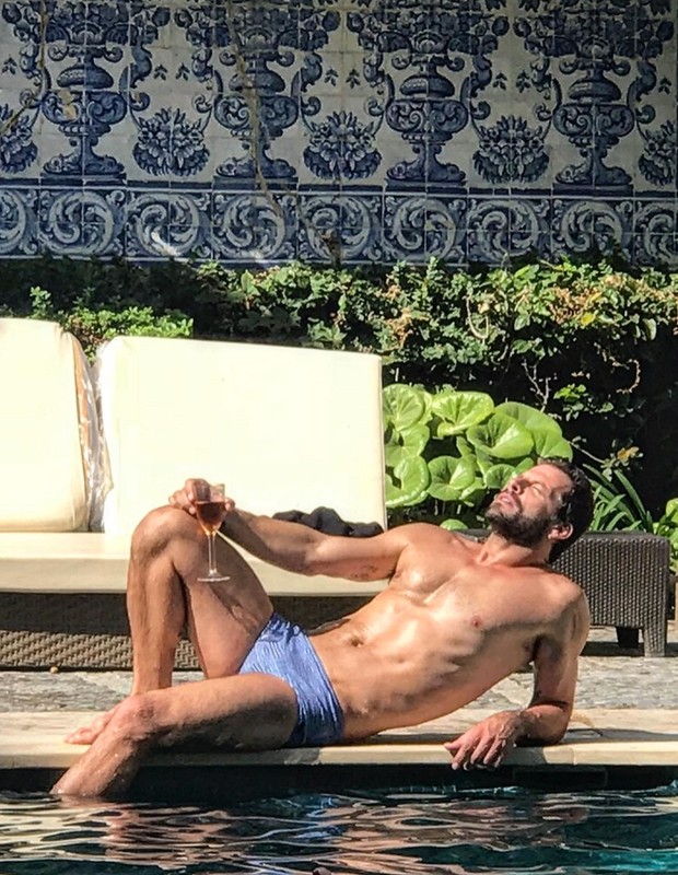 Henri Castelli posa de sunga (Foto: Reprodução/Instagram)