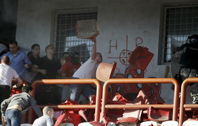 Confusão Estrela Vermelha x Belgrado (Foto: Reuters)