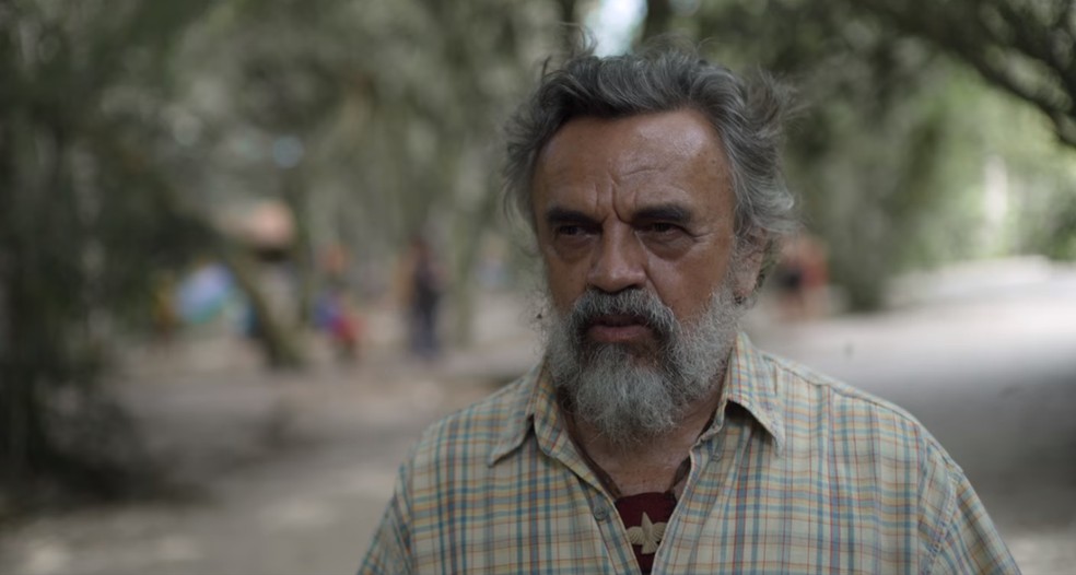 Ciço é um morador da Floresta do Cedro que sabe muito sobre as entidades — Foto: Divulgação/Neflix