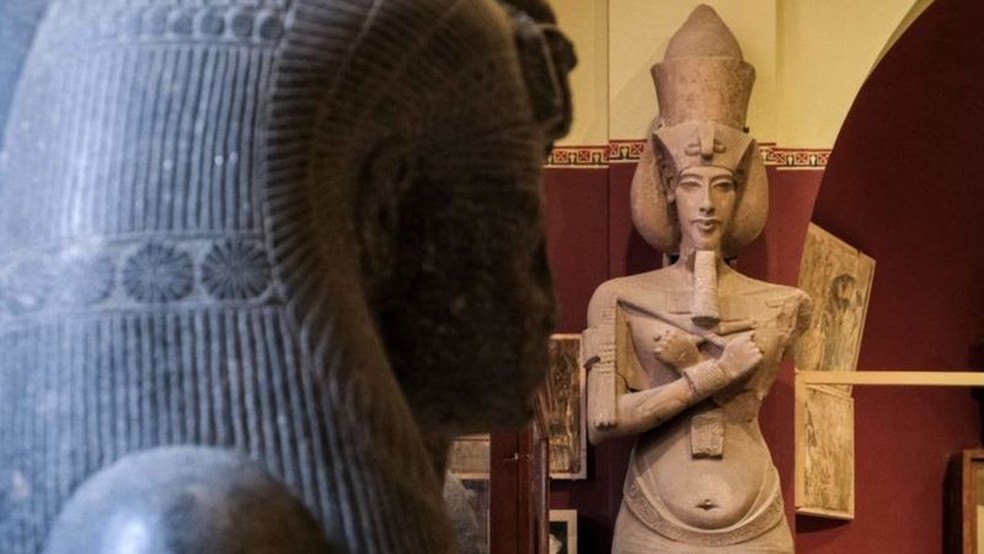 Aquenáton foi representado de forma totalmente incomum para a tradição egípcia — Foto: BBC