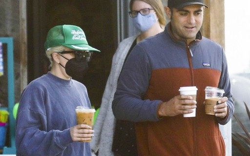 Lady Gaga faz rara aparição com o namorado em passeio por Malibu