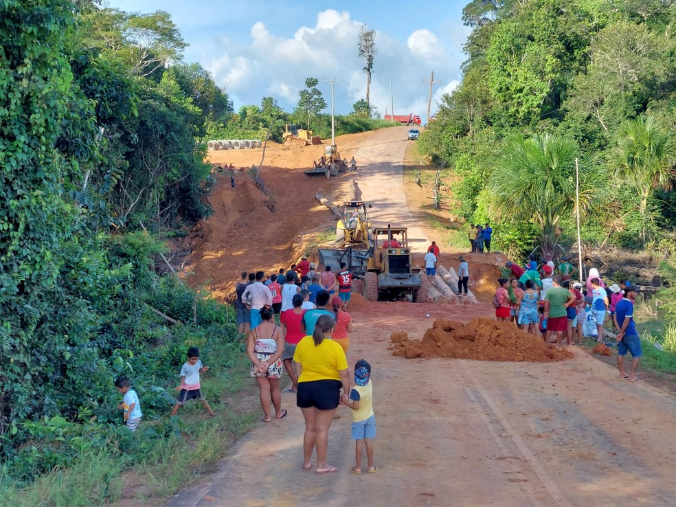 Estrada do Engenho em Itacoatiara no Amazonas recebe ponte improvisada em trecho que desabou  — Foto: Liam Cavalcante/Rede Amazônica