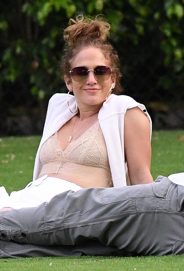 Jennifer Lopez: Sem blusa e sutiã à mostra para aguentar o calor de Miami (Foto: The Grosby Group)