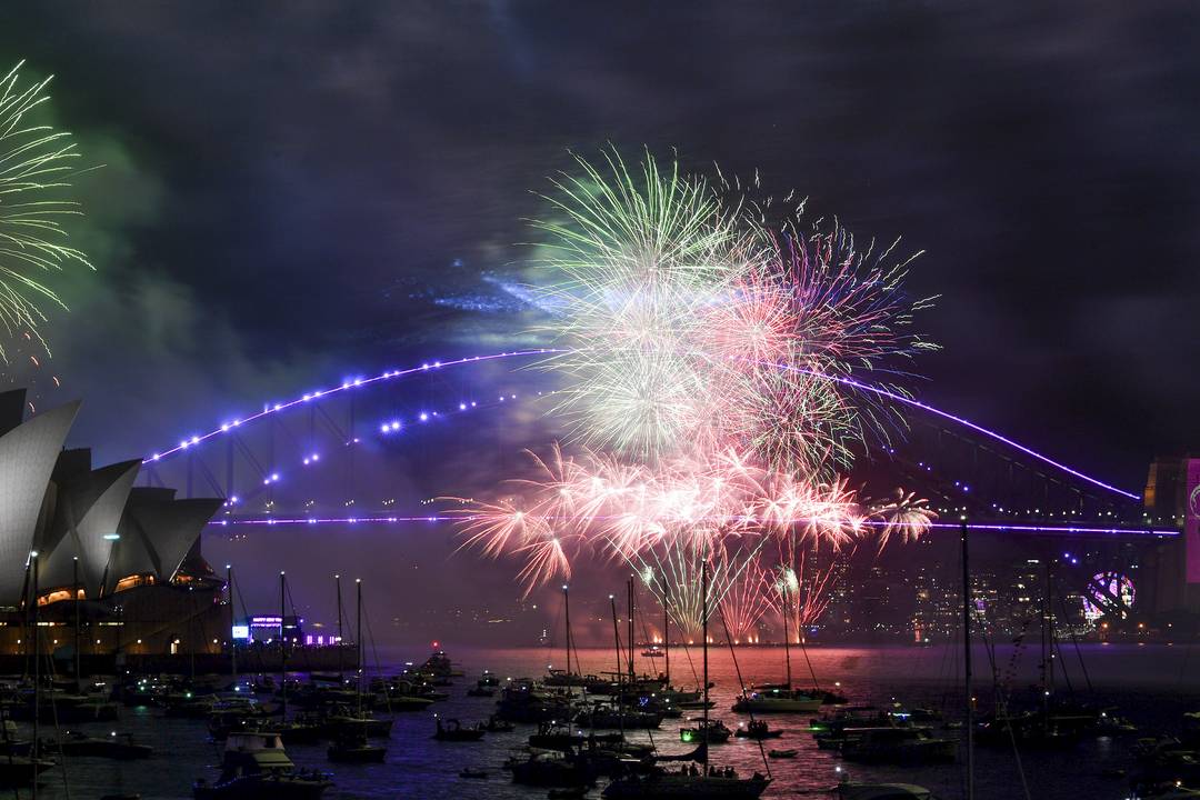 Fogos de artifcio explodem sobre a Sydney Harbour Bridge durante um show de fogos de artifcio antes das comemoraes do Ano Novo em Sydney, sbado, 31 de dezembro de 2022.