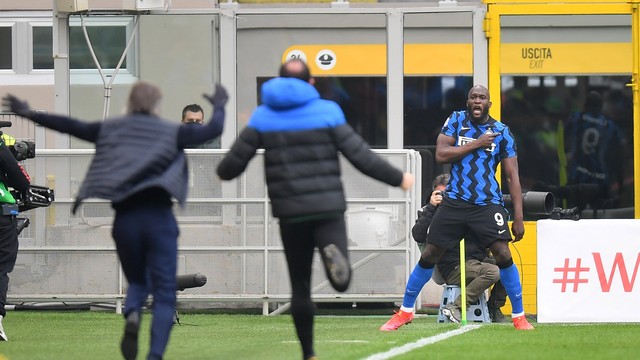 Lukaku celebra gol pela Inter diante do Milan