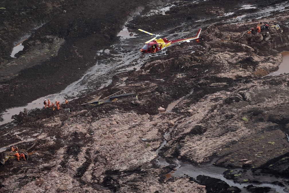 Helicóptero sobrevoa área do desastre do rompimento da barragem em Brumadinho, neste sábado (26) — Foto: Douglas Magno/AFP