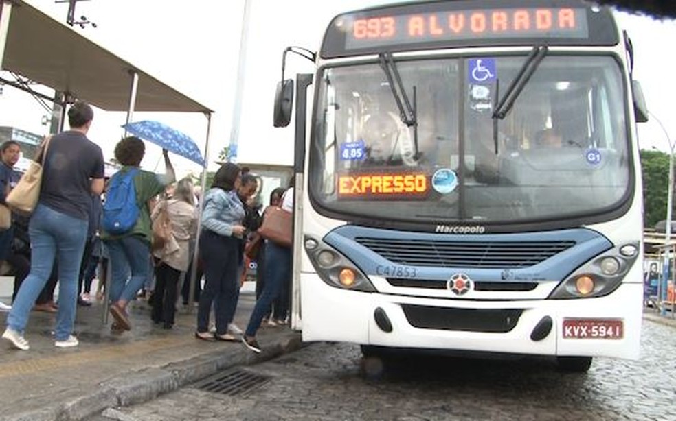 Passageiros do 693 criam grupos para informar sobre trajetos e horários sobre expressos da linha — Foto: Reprodução/G1 Rio