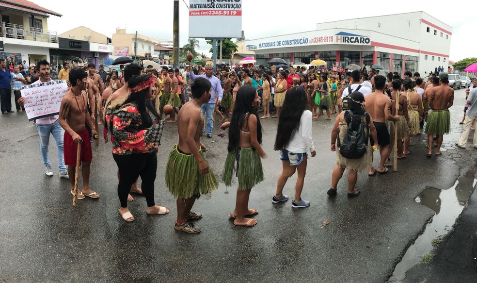 Cerimônia religiosa e protesto contra morte de indígena ocorreu na tarde de quarta-feira (10) em Penha no mesmo local onde houve o homicídio (Foto: Fabiano Correia/NSC TV)