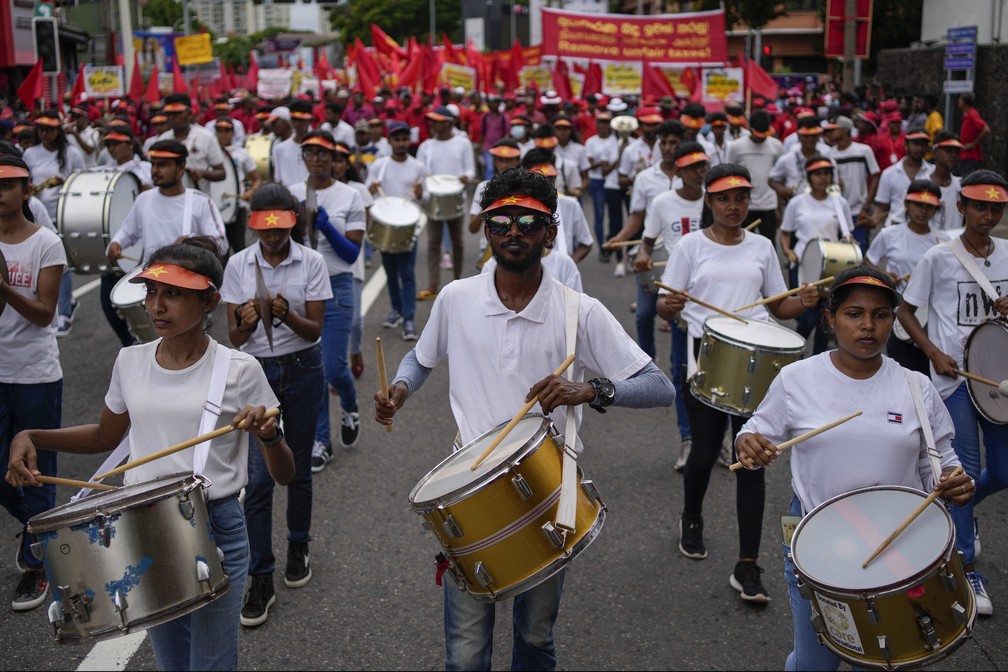 Manifestantes tocam tambores durante protesto em Colombo, Sri Lanka, em 1º de maio de 2023 — Foto: Eranga Jayawardena/AP