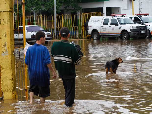 Famílias tiveram que sair de casa com as enchentes (Foto: Luciano Lanes/PMPA)