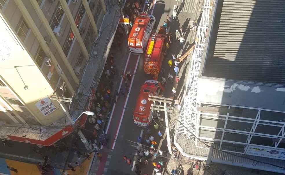 Corpo de Bombeiros e Samu foram acionados após pintor levar choque no Centro de Fortaleza. — Foto: Reprodução