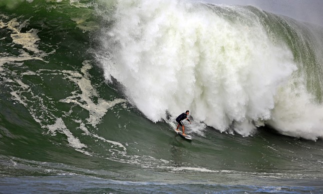 Surfistas encaram ondas de sete metros em Itacoatiara. Na foto, Gabriel Sampaio