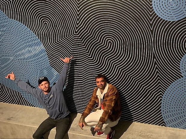 Chris Hemsworth com painel do artista indígena Otis Carey (Foto: Reprodução/Instagram)