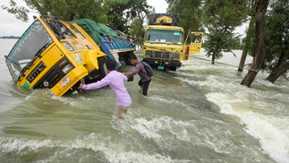 Chuvas de monsões causam mais de 40 mortes em Bangladesh. Especialistas apontam que intensidade e frequência do fenômeno é resultado das mudanças climáticas — Foto: MAMUN HOSSAIN / AFP