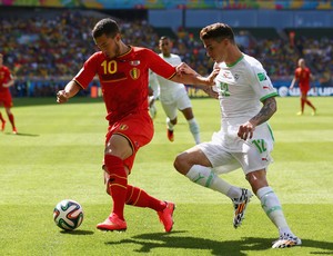 Hazard e Medjani Bélgica x Argélia (Foto: Getty Images)