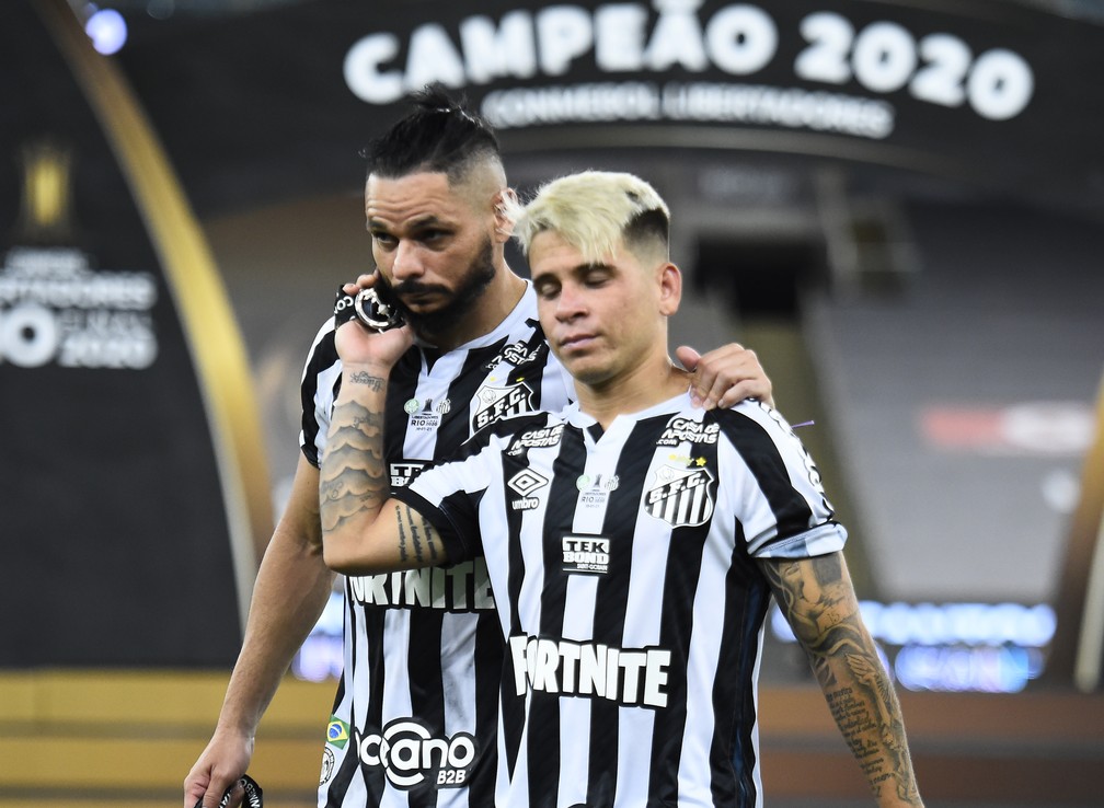 Pará e Soteldo após derrota do Santos na final da Libertadores — Foto: André Durão