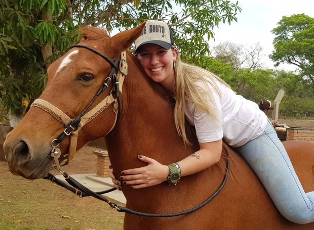 Bruna Viola e um dos cavalos que estão em sua fazenda no Mato Grosso  (Foto: Arquivo pessoal)