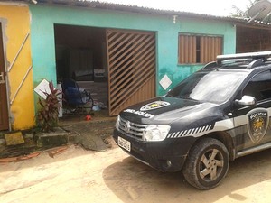 Em Macaíba, policiais civis fazem buscas na residência do suspeito de ser o mentor da chacina (Foto: Felipe Gibson/G1)