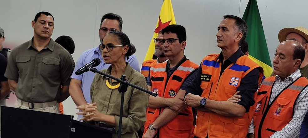 Ministros falam com a imprensa no aeroporto de Rio Branco — Foto: Aline Nascimento/g1