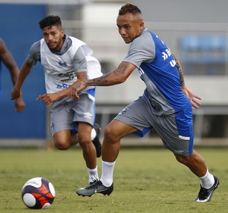 Renato comanda trabalho para ataque do Grêmio sem trio e dois reforços