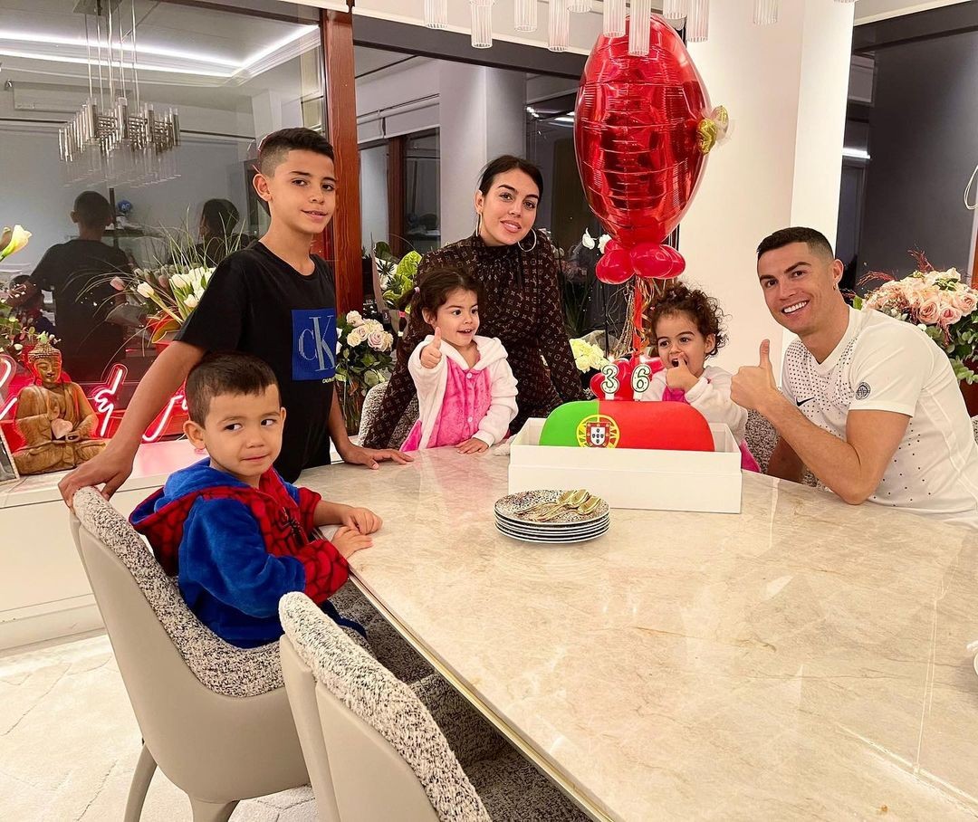 Cristiano Ronaldo e família (Foto: Reprodução/Instagram)
