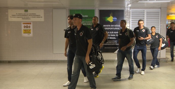 Elenco do Botafogo-PB desembarca em João Pessoa  (Foto: Reprodução / TV Cabo Branco)