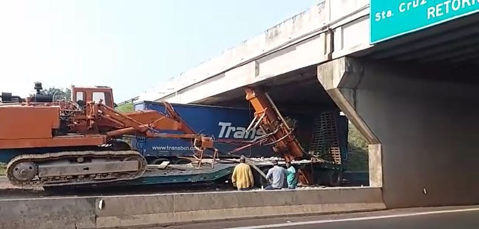 Carreta ‘entala’ em viaduto e complica tráfego em rodovia de Santa Cruz do Rio Pardo — Foto: Reprodução