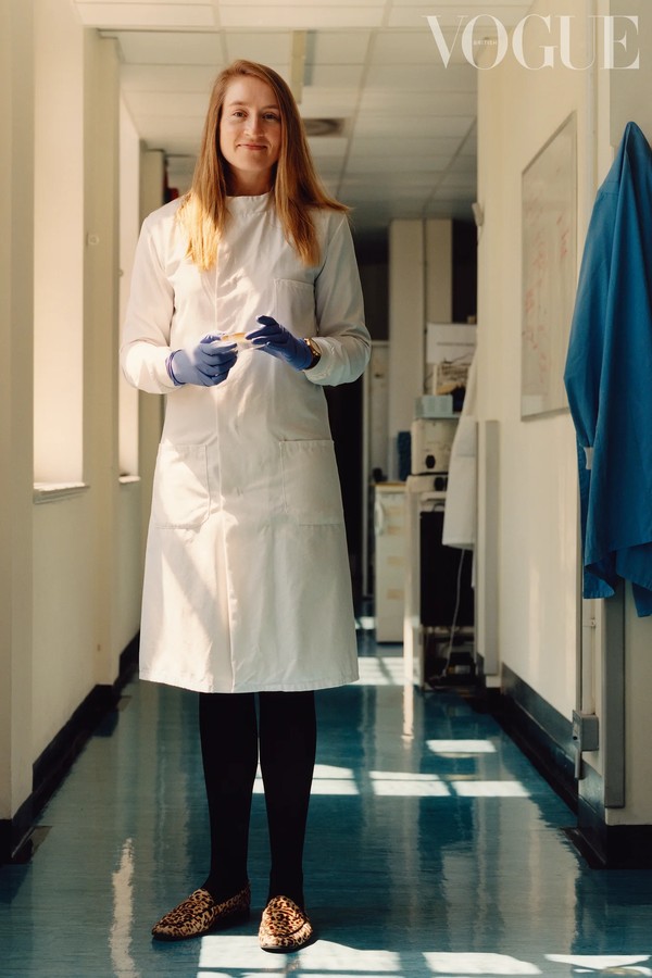 Conheça a nova geração de mulheres cientistas que estão trabalhando na vacina contra a Covid-19 (Foto: Jamie Hawkesworth/ British Vogue)