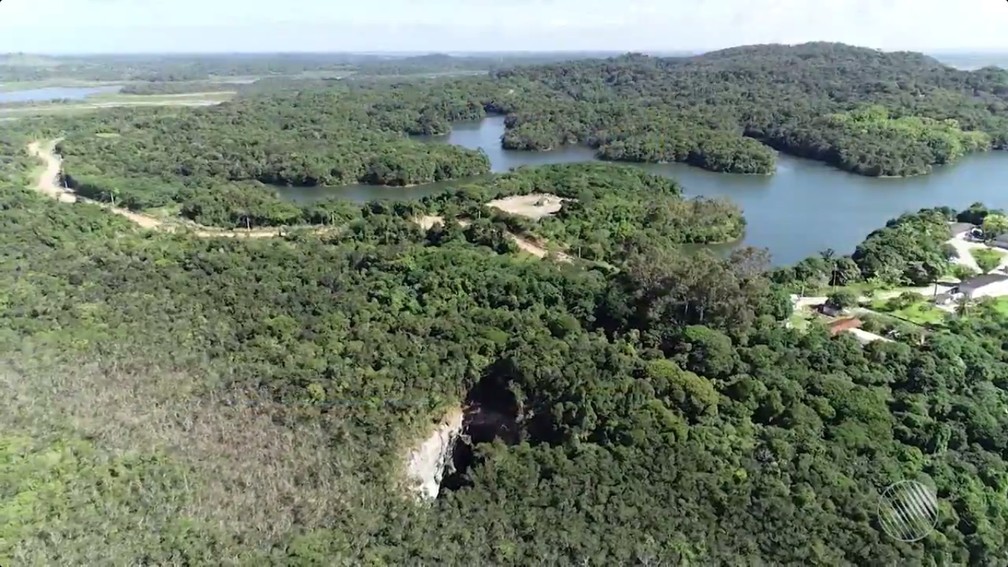Cratera gigante misteriosa com quase 50 metros de profundidade surgiu na BA. (Foto: ReproduÃ§Ã£o/TV Bahia)