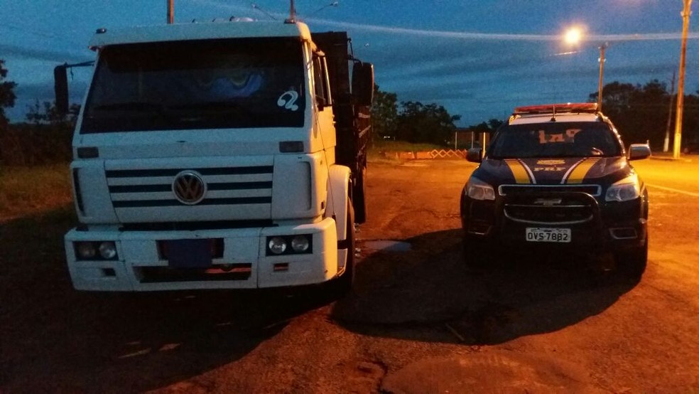 Condutor do caminhão foi preso na BR-262, em Água Clara (MS), por usar CNH e RG falsos (Foto: PRF/Divulgação)