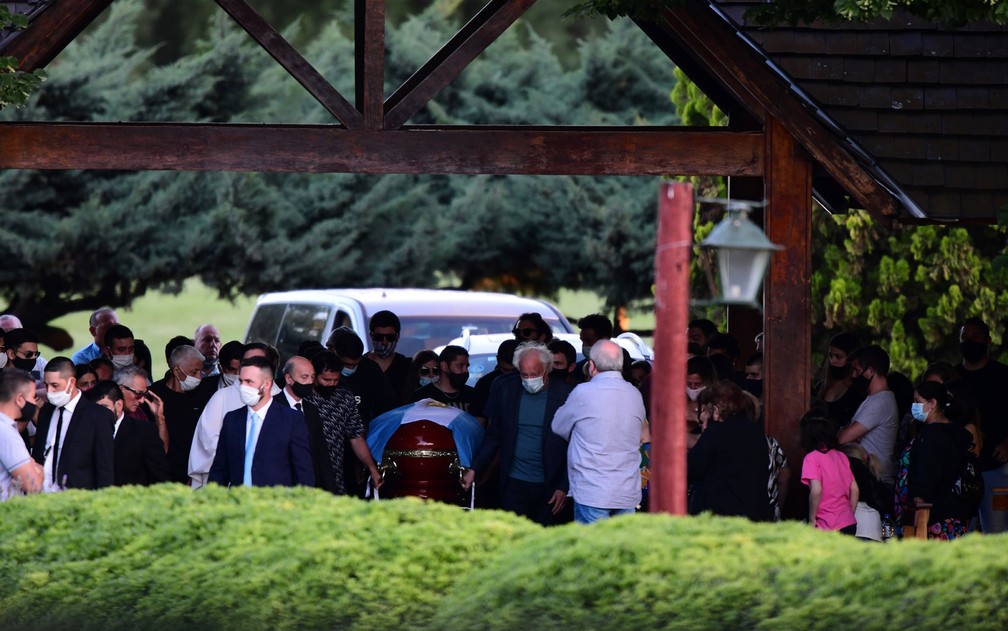 Parentes e amigos próximos carregam caixão de Diego Maradona antes de cerimônia restrita e enterro no cemitério Jardim da Paz, em Bella Vista, na Argentina, na quinta-feira (26) — Foto: Ronaldo Schemidt/AFP