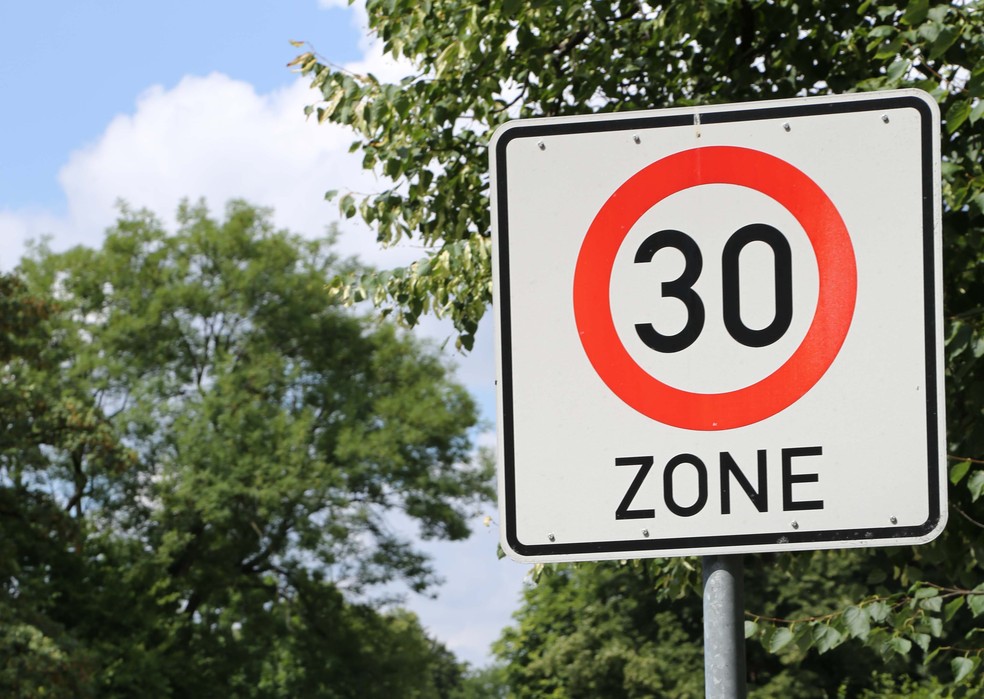 Entre as principais recomendações da ONU, está a meta de estabelecer um limite máximo de 30 km/h  — Foto: Divulgação/ADAC