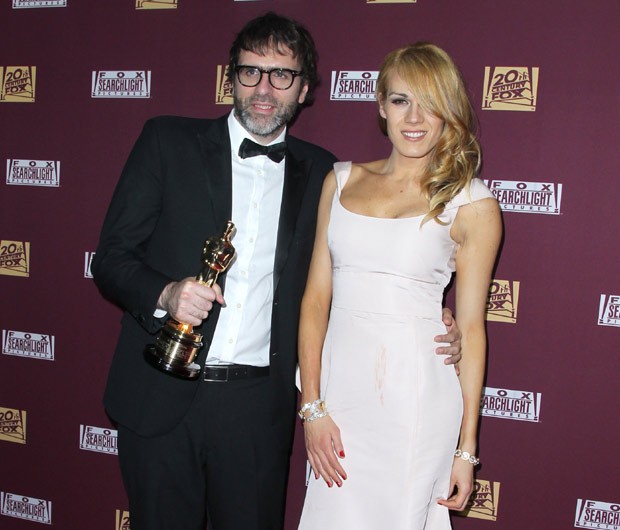 Nicolás Giacobone e sua mulher, Mariana, em festa realizada após a cerimônia do Oscar, no domingo (22) (Foto: Getty Images)