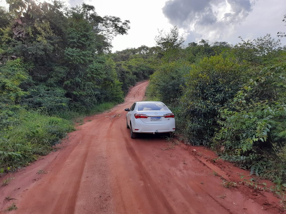 Carro utilizado pelo suspeito na fuga foi encontrado abandonado em estrada vicinal — Foto: Polícia Militar/Divulgação