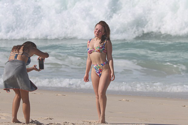 Larissa Manoela aproveita dia na praia com amigas (Foto: Delson Silva / AgNews)