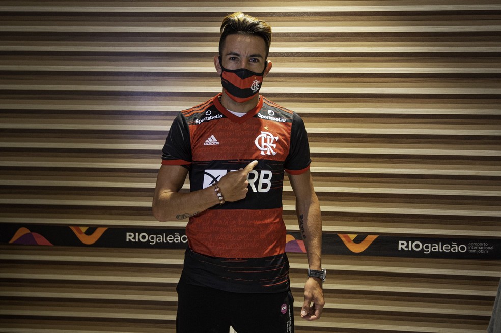 Maur�cio Isla com a camisa do Flamengo � Foto: Alexandre Vidal / Flamengo