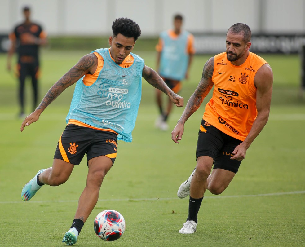 Du Queiroz e Renato Augusto durante treino do Corinthians — Foto: Rodrigo Coca/Ag.Corinthians