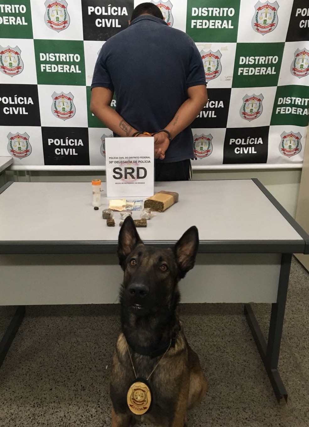 Django apresenta em delegacia resultado de operação: droga apreendida e criminoso preso — Foto: Reprodução