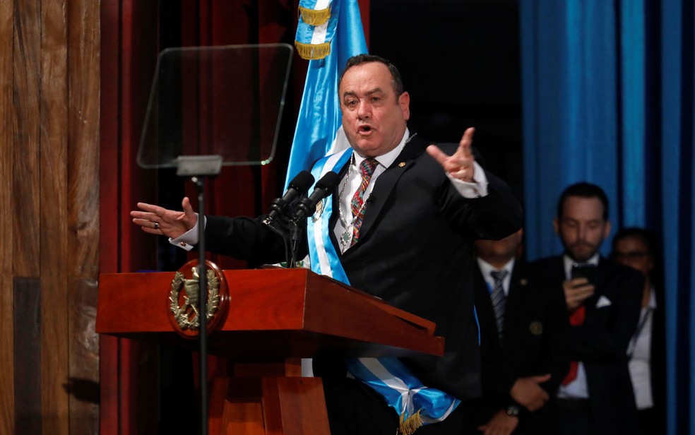 O presidente da Guatemala, Alejandro Giammattei, discursa em sua cerimônia de posse, na Cidade da Guatemala, na terça-feira (14) — Foto: Reuters/Luis Echeverria