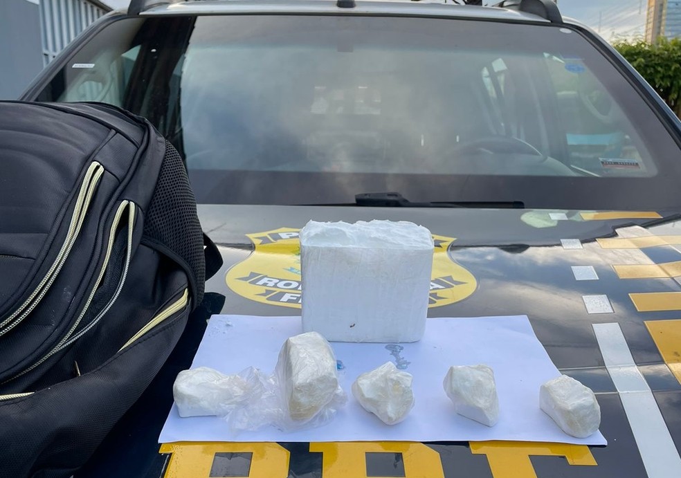 Droga apreendida pela PRF com casal dentro de van em Imperatriz — Foto: Divulgação/PRF