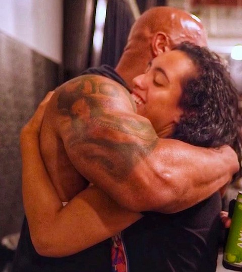 Filha de The Rock assina com a WWE